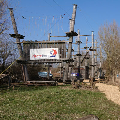 Sicht auf die Kletteranlage des PirateRocks